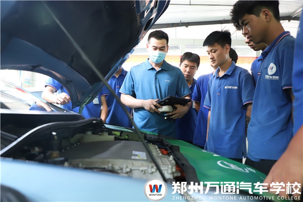 技術(shù)總監(jiān)進(jìn)校園 | 比亞迪技術(shù)經(jīng)理進(jìn)校指導(dǎo)授課！