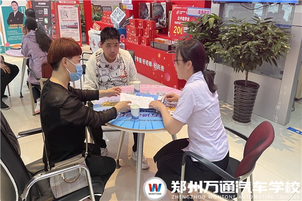 夏秋季預(yù)報(bào)名|直擊鄭州萬通報(bào)名火熱現(xiàn)場