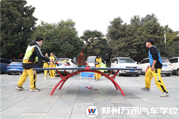 激發(fā)青春活力·綻放運動色彩  鄭州萬通“迎新杯”校園運動會開幕