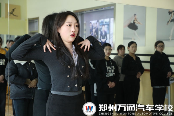 企業(yè)導(dǎo)師王育茁進(jìn)校園｜為學(xué)子揭秘行業(yè)趨勢與職業(yè)成長密碼