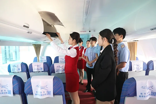 春晚《每道光》刷屏：30位世賽選手登臺，以技能之光照亮平凡之路