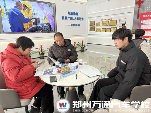 鄭州萬(wàn)通報(bào)名現(xiàn)場(chǎng)直擊：年味未散學(xué)技正濃，家長(zhǎng)學(xué)子絡(luò)繹不絕，校企共建班成新春擇校熱門(mén)首選