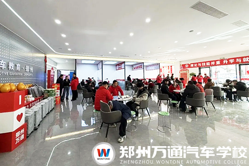 鄭州萬(wàn)通報(bào)名現(xiàn)場(chǎng)直擊：年味未散學(xué)技正濃，家長(zhǎng)學(xué)子絡(luò)繹不絕，校企共建班成新春擇校熱門(mén)首選