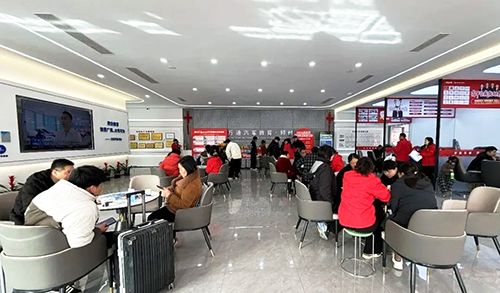 鄭州萬通報名現場直擊：年味未散學技正濃，家長學子絡繹不絕，校企共建班成新春擇校熱門首選