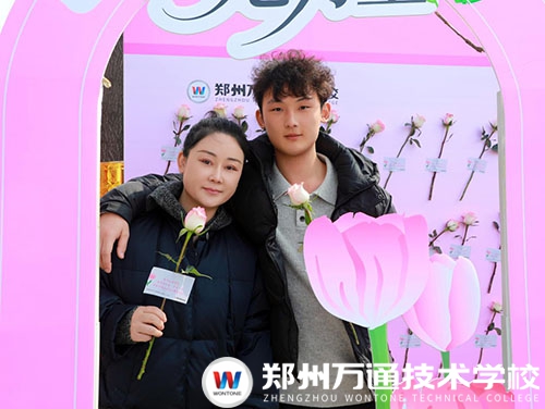 芳華不負(fù)，溫暖相伴｜三八節(jié) 愿每一位學(xué)子向陽(yáng)而生、逐光而行