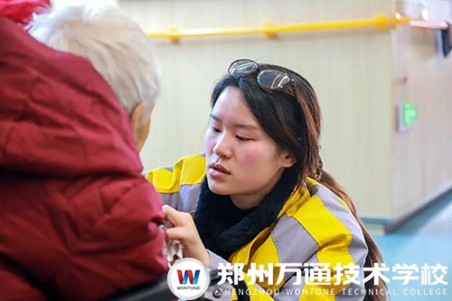 踐行?敬老院慰問：溫情相伴，情暖夕陽