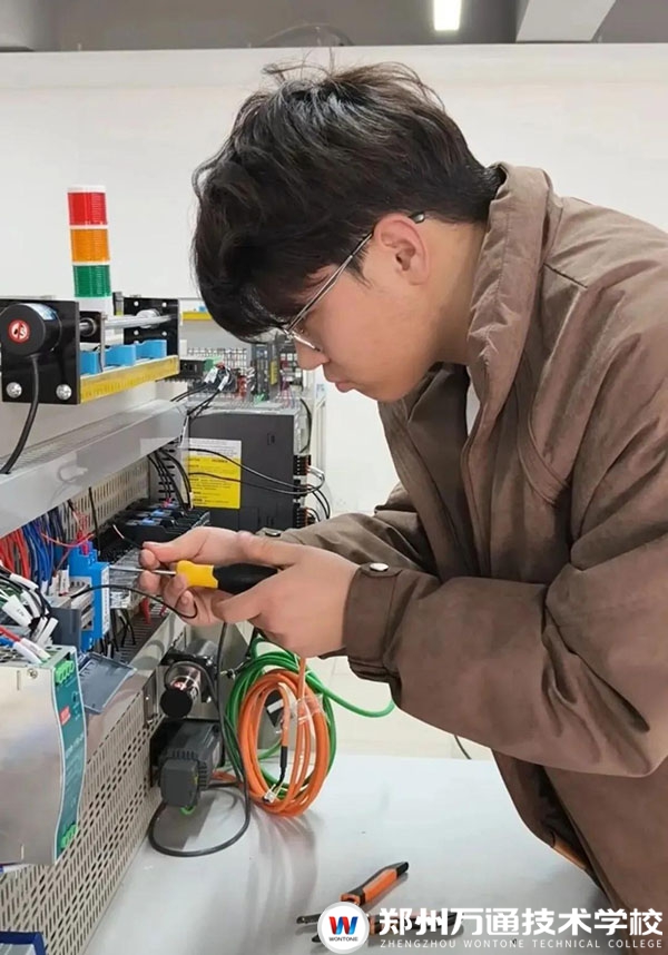 與其在風(fēng)口盲目跟風(fēng)，不如學(xué)一門硬技能!秦笑楠與鄭州萬(wàn)通的雙向奔赴，終有回響