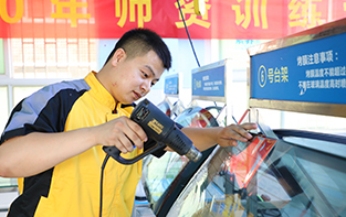 鄭州汽修培訓(xùn)學(xué)校_汽車(chē)美容貼膜