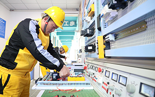 鄭州汽修培訓(xùn)學(xué)校_電工實(shí)訓(xùn)