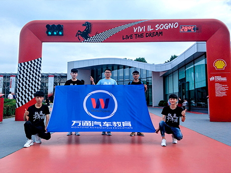 萬通學(xué)子助力高考