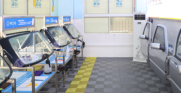 鄭州萬通汽車學(xué)校_汽車貼膜實(shí)訓(xùn)室